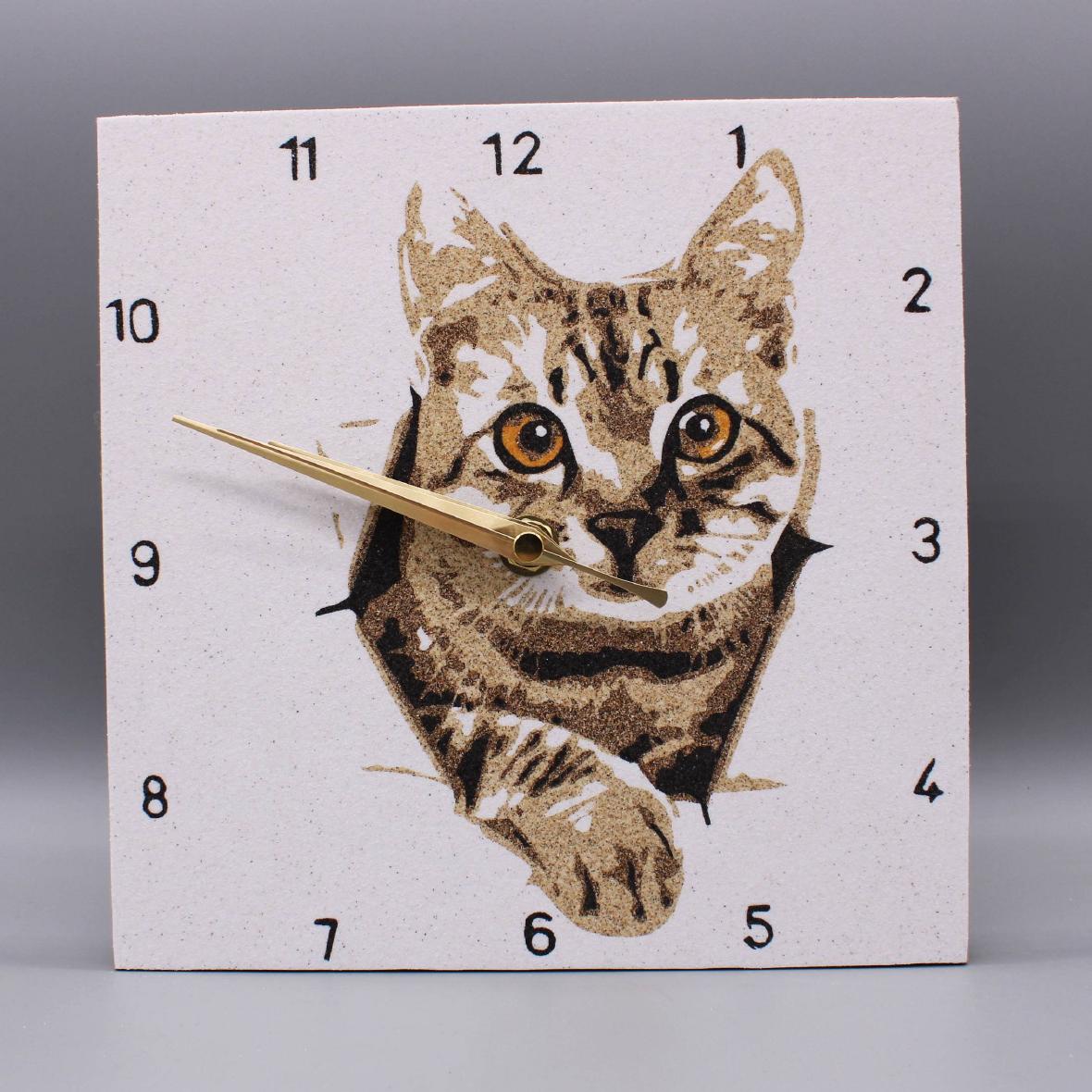 Horloge murale chat brun aux yeux orange réalisée avec du sable