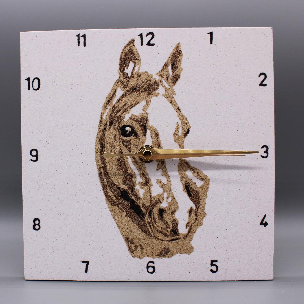Horloge murale artisanale cheval dont le dessin à été réalisé