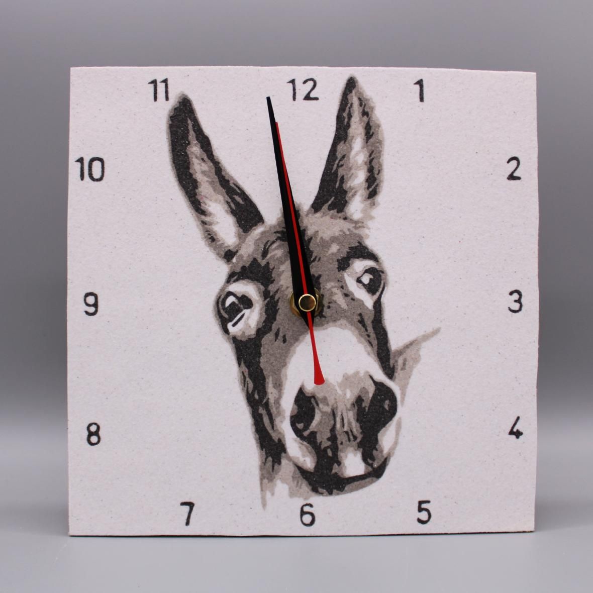 Horloge murale artisanale âne dont le dessin à été réalisé avec