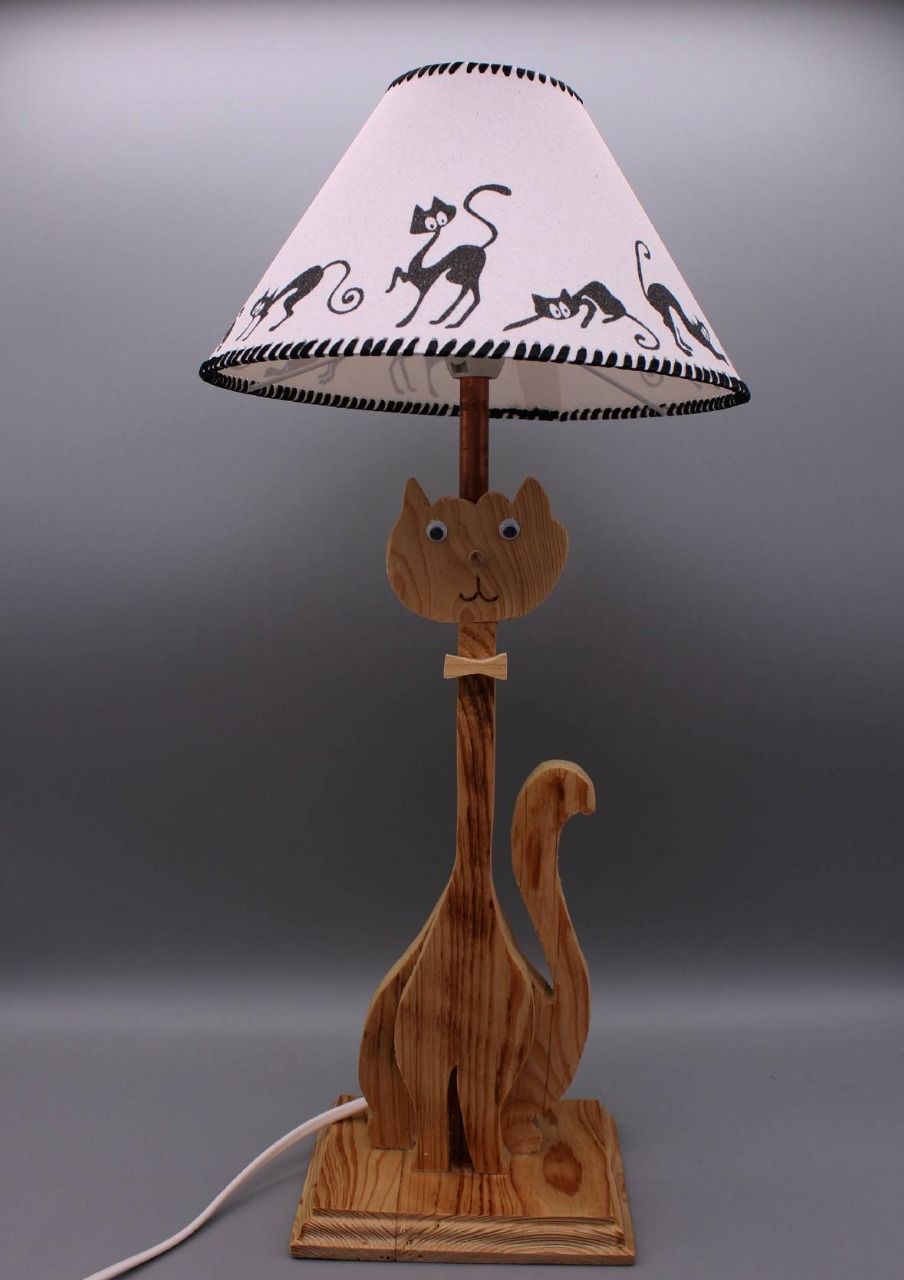Lampe chat avec pied en bois de récupération et son abat-jour en sable