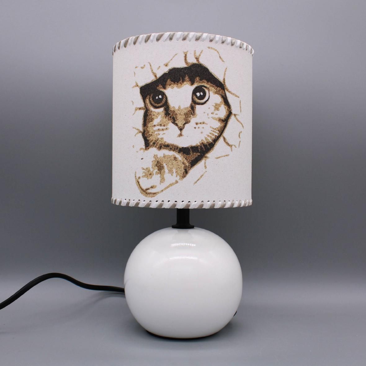 Lampe artisanale avec abat-jour chat en sable naturel et coloré