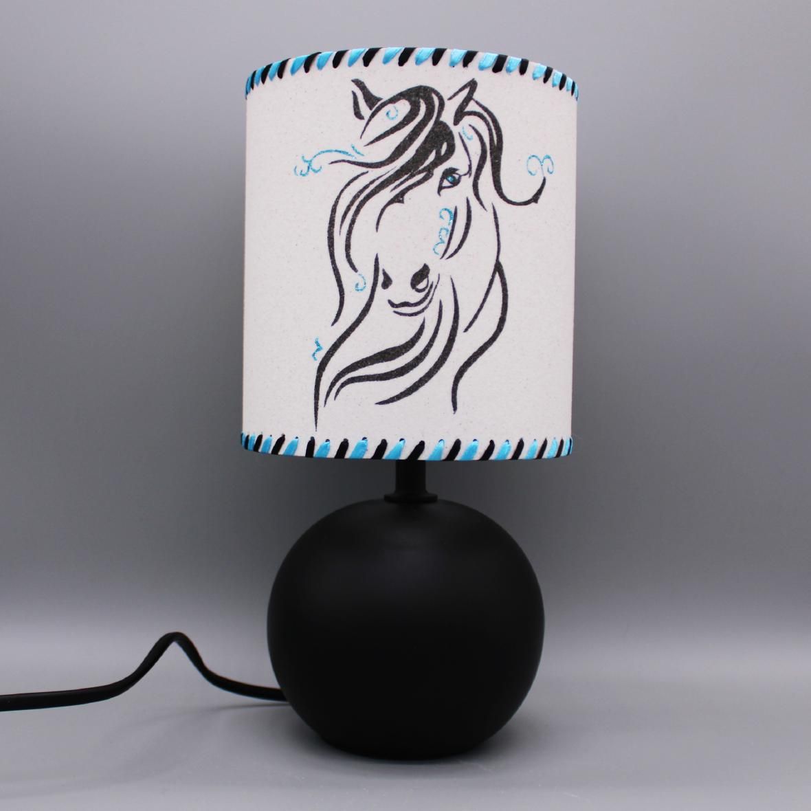 Lampe artisanale avec abat-jour chevaux en sable naturel et coloré
