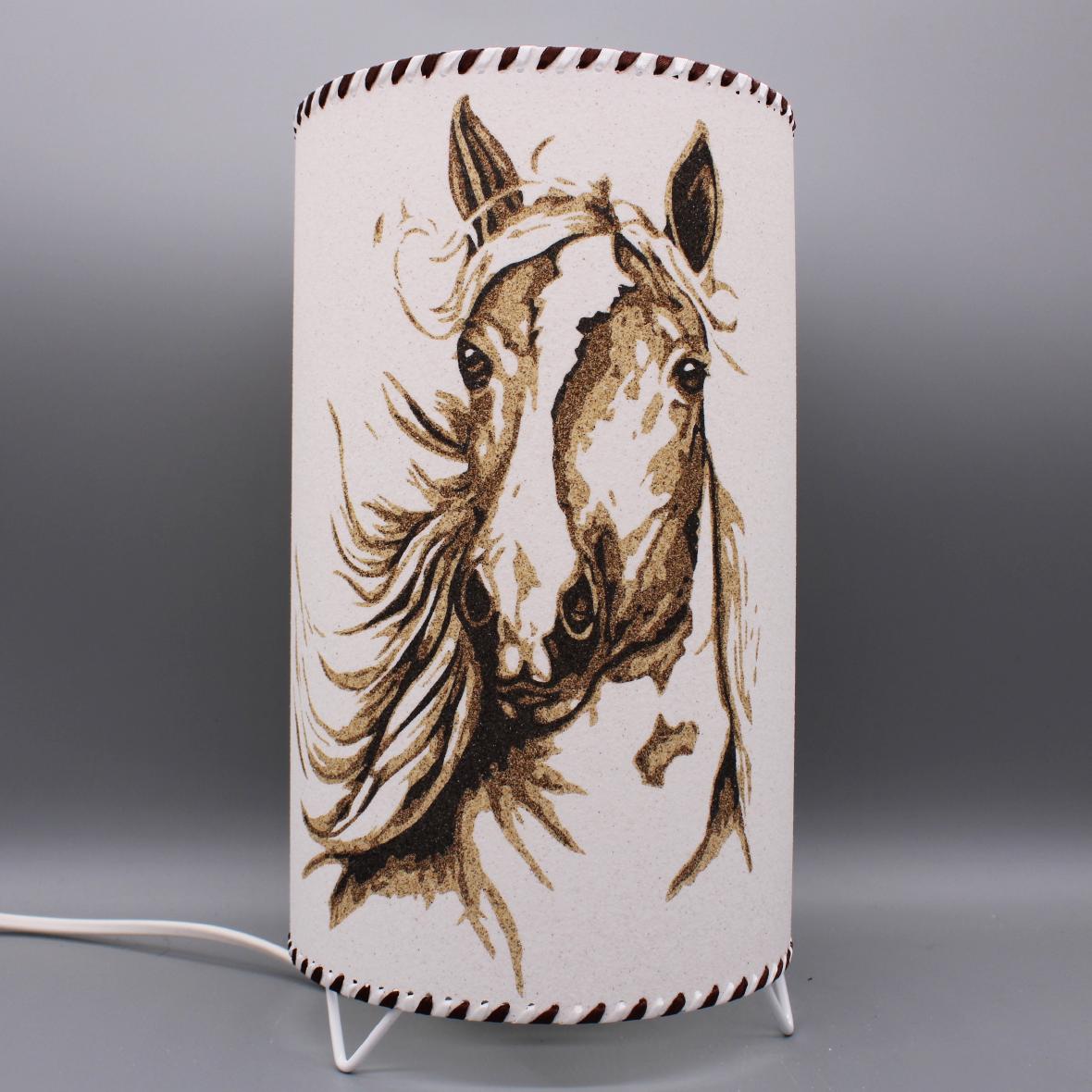 Lampe artisanale avec abat-jour chevaux en sable naturel et coloré